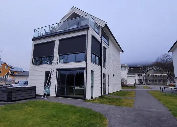 Unique 3-storey House In Luxury Living In The Heart Of The Village Сasa de vacaciones