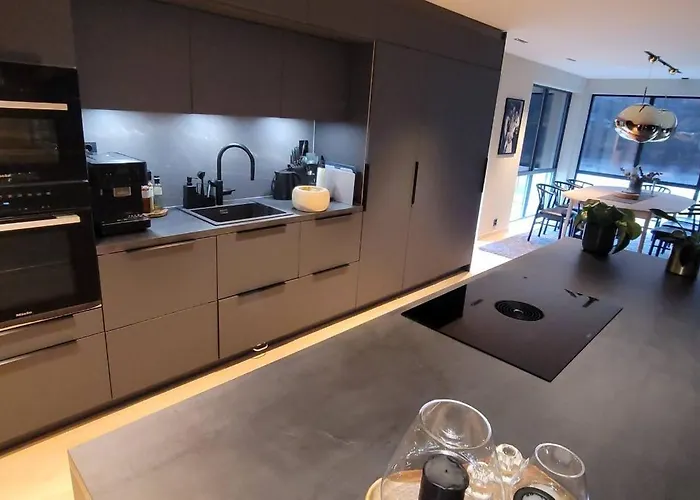 Сasa de vacaciones Unique 3-storey House In Luxury Living In The Heart Of The Village *