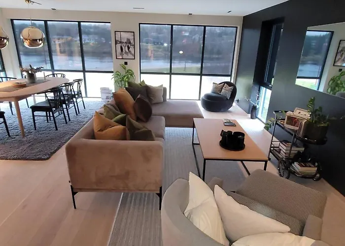 Unique 3-storey House In Luxury Living In The Heart Of The Village Сasa de vacaciones