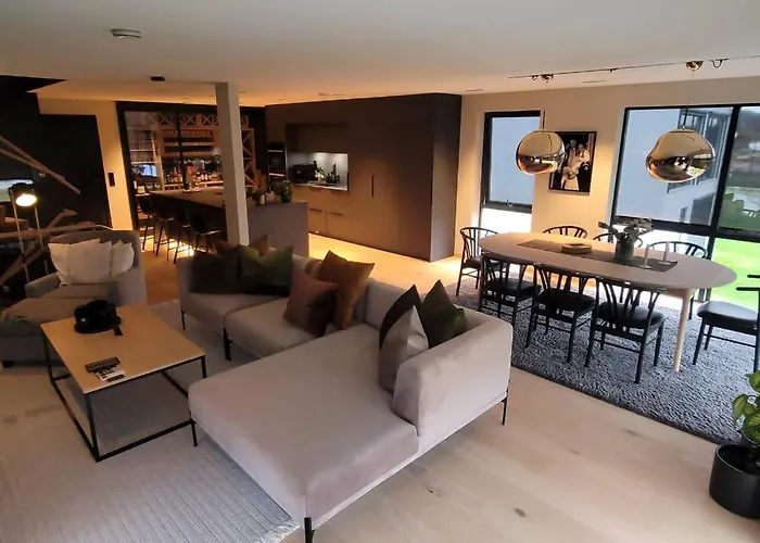 Unique 3-storey House In Luxury Living In The Heart Of The Village Сasa de vacaciones *
