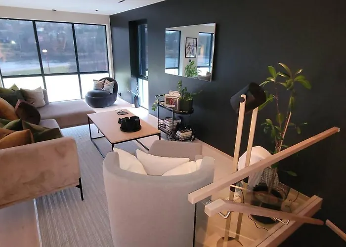 Unique 3-storey House In Luxury Living In The Heart Of The Village Сasa de vacaciones