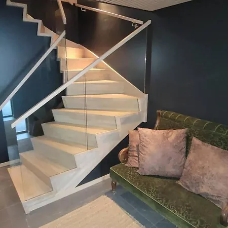 Unique 3-storey House In Luxury Living In The Heart Of The Village トリシル