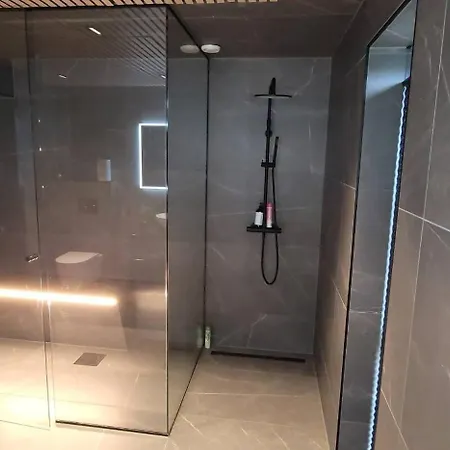 別荘 Unique 3-storey House In Luxury Living In The Heart Of The Village