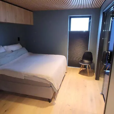 Unique 3-storey House In Luxury Living In The Heart Of The Village * トリシル