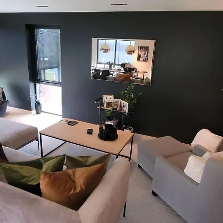 別荘 Unique 3-storey House In Luxury Living In The Heart Of The Village