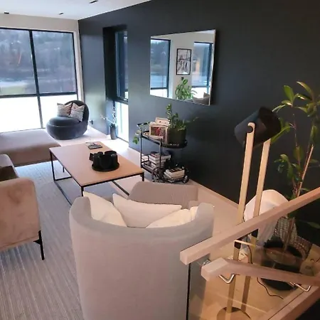 Unique 3-storey House In Luxury Living In The Heart Of The Village 別荘